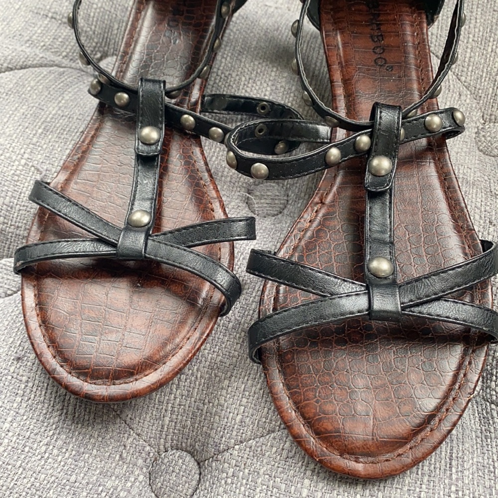 Bamboo size nine latte faux leather studded gladiator style sandals summer - Picture 5 of 9